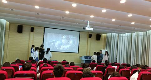 2.学生配《巾帼不让须眉》片段