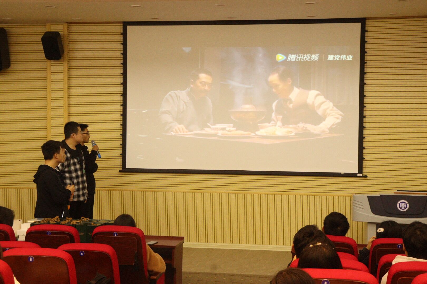 1.学生配《建党伟业》片段