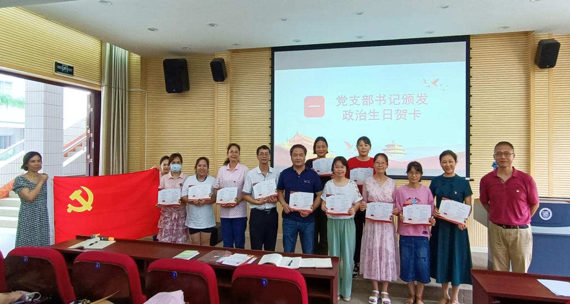 窦鹏为党员颁发政治生日贺卡